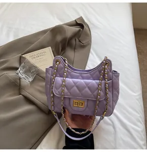 Dettaglio borsa trapuntata color lavanda in pelle PU con chiusura rotante dorata
