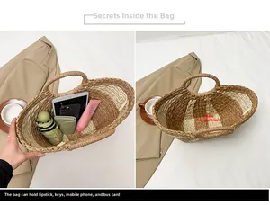 Détail montrant la grande capacité d'un sac cabas tissé rayé avec des objets quotidiens