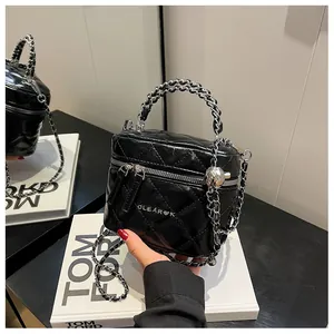 Dettaglio della borsa a scatola in pelle trapuntata nera con catena in argento e logo