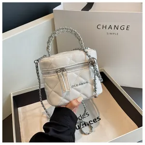 Dettaglio borsa trapuntata bianca in ecopelle con catena argentata e logo metallico