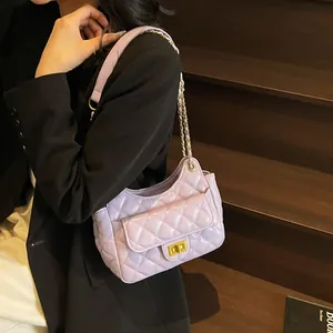 Borsa a spalla trapuntata lavanda con catena dorata e motivo a rombi classico