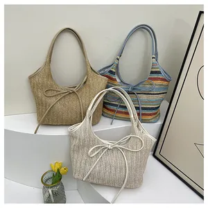 Détails des textures de sacs à bandoulière en paille tressée aux motifs rayés et unis de plage