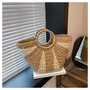 Gros plan sur le sac fourre-tout tissé avec motif à rayures bicolores et anses rondes