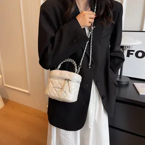 Mini borsa a scatola bianca trapuntata con manico in metallo argento e tracolla