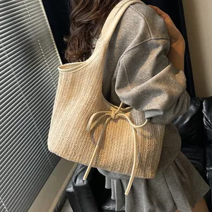 Sac à épaule chic en paille tressée blanc crème avec nœuds décoratifs sur les côtés