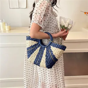 Sac fourre-tout tissé demi-lune avec rayures radiales bleues et blanches et anses rondes