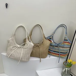 Sacs cabas en paille ethnique avec nœuds rubans pour les vacances d'été à la plage