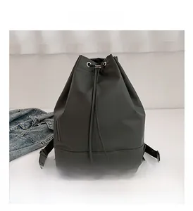 Detailansicht des dunkelgrauen Kordelzug-Rucksacks mit Metallösen und Seitentasche