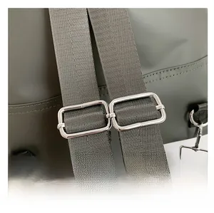 Detail der verstellbaren Nylon-Schultergurte mit silbernen Metallschnallen am Rucksack