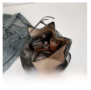 Innenansicht mit großem Fassungsvermögen des schwarzen Rucksacks mit Kordelzug für Utensilien