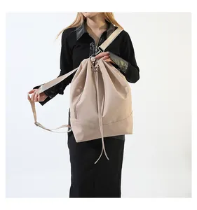 Detailansicht beige Nylon Kordelzug Rucksack mit verstellbaren breiten Stoffschultergurten