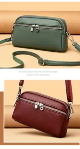 Détail de sacs à bandoulière en cuir multicouche avec grain litchi et boucles argentées