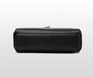 Détail du fond d'un sac en cuir noir à grain litchi avec finitions à double couture