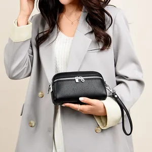 Pochette femme en cuir noir à motif litchi avec double fermeture éclair et dragonne