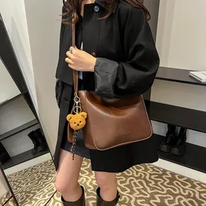 Sac à bandoulière vintage en cuir marron avec charme ours jaune pour femme élégante