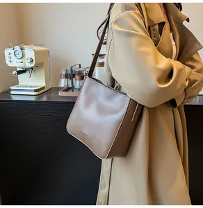 Détails du sac cabas vintage marron foncé avec logo embossé et finitions élégantes