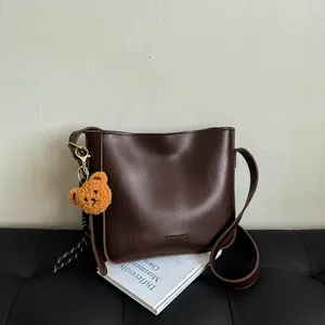 Sac Seau Vintage Femme Grande Capacité Cuir PU Sac à Bandoulière Avec Pendentif Ours Mode Rétro Impression de Lettres Tote