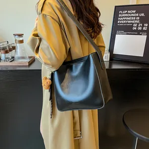Sac seau vintage en cuir noir pour femmes avec un joli petit ours en peluche marron