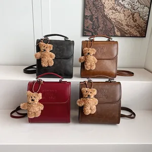 Zaini retrò in pelle PU di grande capacità in quattro colori con ciondolo a orso