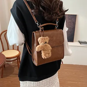 Zaino grande retrò marrone da donna con ciondolo a forma di orsetto e spallacci regolabili