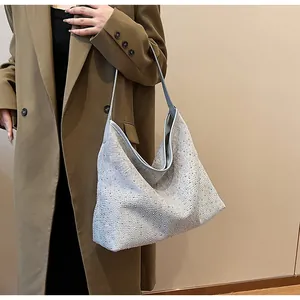 Detalle de bolso hobo plateado con diamantes de imitación brillantes y correa elegante