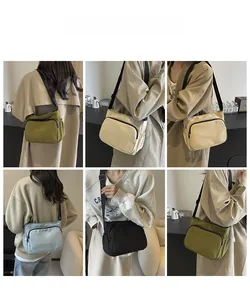 Détails de la bandoulière réglable et du tissu en nylon sur un sac bandoulière multicolore