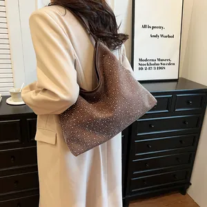 Bolso tote marrón de cuero mate con pedrería para mujer mostrado por una modelo