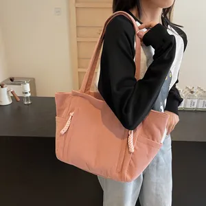 Borsa tote in velluto a coste rosa con tasche esterne e tracolla ampia per uso quotidiano