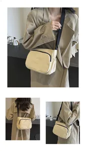 Détail du sac bandoulière en nylon avec poche zippée noire et sangle réglable