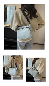 Détail du sac bandoulière en nylon bleu clair avec sangle noire en décor de vie
