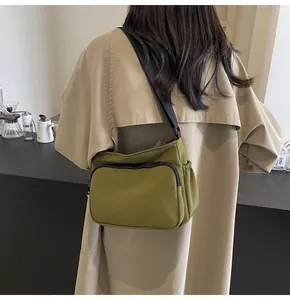 Vue détaillée du sac bandoulière en nylon vert herbe avec sangle réglable pour le quotidien