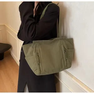 Dettaglio della borsa tote in velluto a coste verde bosco con trama fine e corda intrecciata