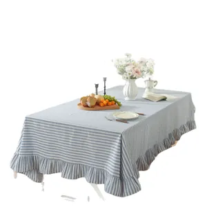 Blauw en wit gestreept tafelkleed met elegante ruche-rand voor rechthoekige tafels