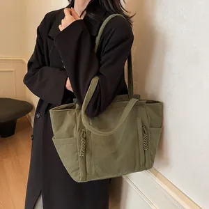 Grande borsa tote in velluto a coste verde scuro con doppi spallacci per l'uso quotidiano
