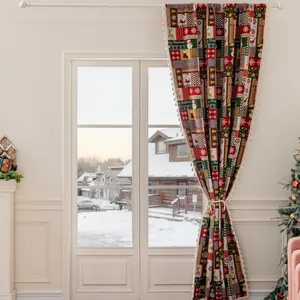 Feestelijke rode kerstgordijnen van jacquard met elandpatronen en elegante beige kwastjes