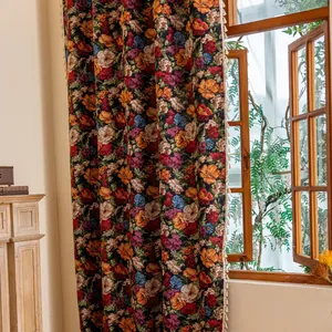 Detailopname van vintage bloemengordijn met gekleurde rozenpatronen en decoratieve kwastjes