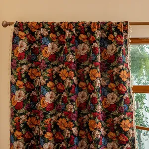 Detail van Amerikaans retro jacquard gordijn met elegante franje-afwerking en bloemen