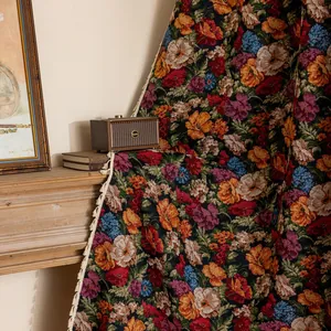 Detail van bohemien bloemen wandtapijt met witte franjes bij houten open haard