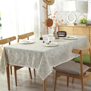 Florale Baumwoll-Leinen Tischdecke mit eleganter weißer Spitzenborte auf dem Esstisch