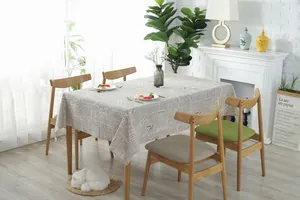 Detailopname van retro krantenprint op linnen tafelkleed met vintage zwart-bruine opdruk