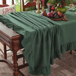 Detailopname van donkergroen tafelkleed met ruches voor kersttafeldecoratie en feestelijkheden