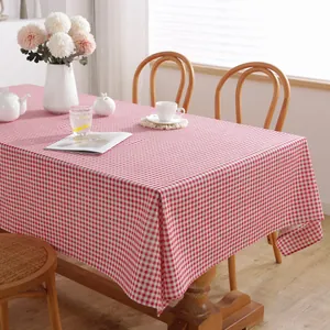 Détail d'une nappe en coton et lin à carreaux rouges et blancs avec bords drapés