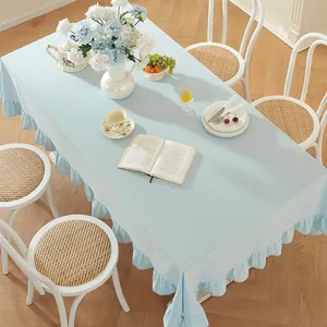 Détail de nappe rectangulaire bleu clair avec bords à volants décoratifs et texture douce