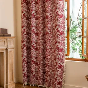 Boheems gordijn met rode tropische planten- en luipaardprint en crèmekleurige kwastjes