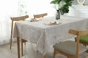 Detail van katoen-linnen tafelkleed met Engelse krantenprint op een houten tafel