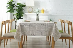 Detail van vintage krantenprint op rechthoekig linnen tafelkleed voor een rustieke eettafel