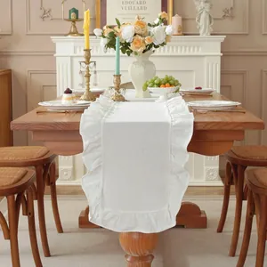 Franse vintage witte tafelloper met ruches van katoen voor elegante bruiloftsdecoratie