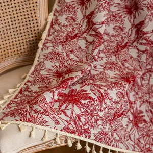 Detail van rode Toile de Jouy stof met exotische luipaardprint en franje kwastjes