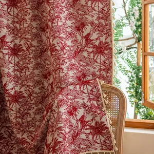 Detail van rood jacquard gordijn met tropische luipaardprint en kwastjes aan de rand
