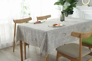 Detail van vintage linnen tafelkleed met Engelse krantenprint op houten tafel